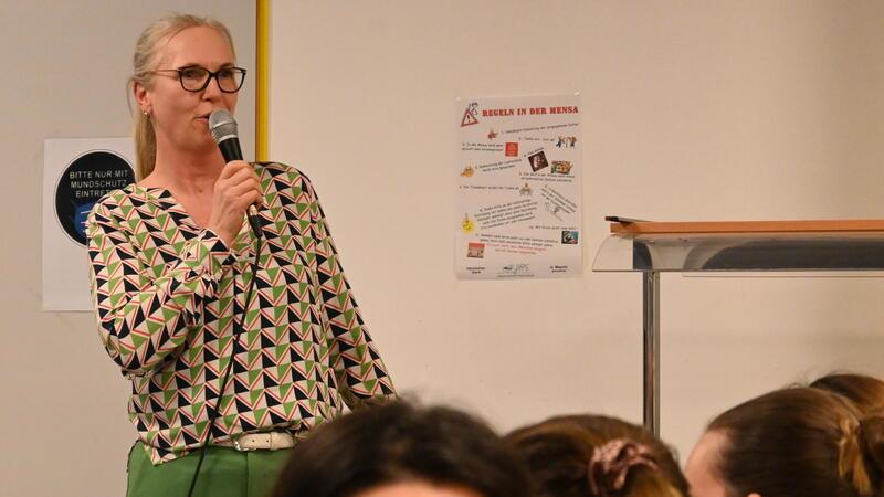 Aufstand der Grundschul-Eltern: Schlagabtausch in Horneburg Schulleiterin Sabine Folster hielt eine Brandrede.