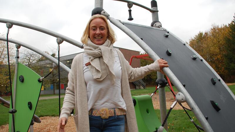 Schulleiterin Silvia Holtfreter an dem neuen Klettergerüst auf dem Schulhof.