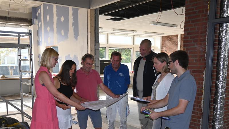 Schulleiterin Yvonne Lawes mit ihrer Kollegin Ines Moschner bei der Baubesprechung mit dem früheren Schulhausmeister Jörg Gilke, Maler Torsten Mannesmann (Maler Sill), Maurer Michael Meyer (Metz), Bauingenieurin Sandra Köster (Gemeinde Jork) und Tischlermeister Ryan Banerjea (von links).