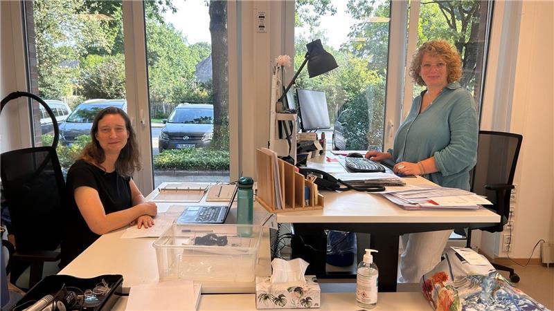 Kletterwand und Lesekojen: Die ersten Tage in der neuen Grundschule Hammah Schulsekretärin Saskia Tiedemann (rechts) an ihrem Arbeitsplatz im Erdgeschoss der Schule. Konrektorin Nicole Nerger ist ins Sekretariat ausgewichen, ihr Büro ist noch nicht fertig. Die Klassenzimmer hatten Priorität.