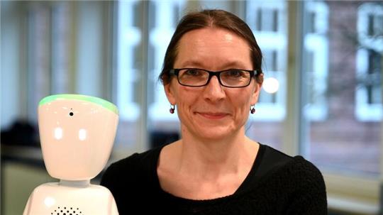 Schulsenatorin Ksenija Bekeris (SPD) zeigt nach einer Pressekonferenz den Avatar „Karlsson“ in der Aula des Bildungs- und Beratungszentrum Pädagogik bei Krankheit/Autismus (BBZ).