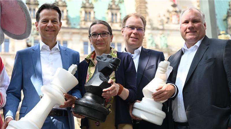 Linkes Alsterufer siegt zum 3. Mal beim Schulschachturnier Schulsenatorin Ksenija Bekeris eröffnete das Turnier.