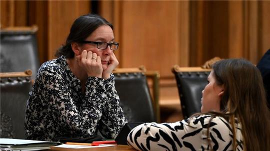 Schulssenatorin Ksenija Bekeris und  SPD-Abgeordnete Julia Barth-Dworzynsk unterhalten sich während einer Unterbrechung der Sitzung.