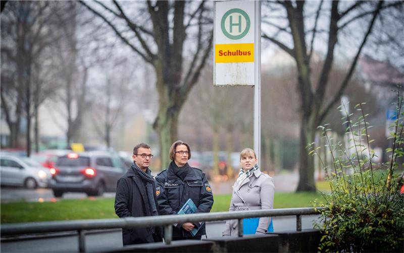 Schulstadtrat Michael Frost (von links), Polizeisprecherin Nadine Laue und Isabelle Bornemann von Seestadt-Immobilien. Foto: Arnd Hartmann