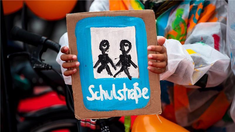 Schulstraßen sind temporär für motorisierte Fahrzeuge gesperrte Straßen vor Schulen. (Archivbild)