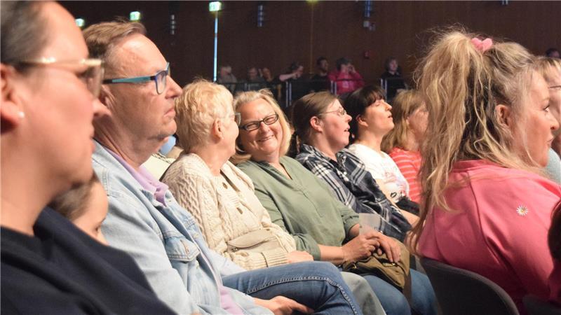 Schulte bringt das Publikum zum Klatschen und zum Lachen - mit Geschichten aus seinem Familienleben.