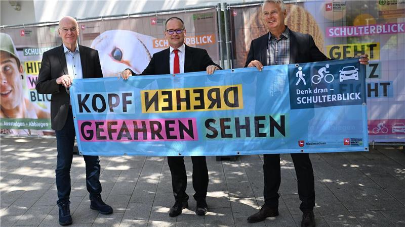 Schulterblick geht ganz leicht: Das Land Niedersachsen will mit einer Kampagne den Radverkehr sicherer machen.