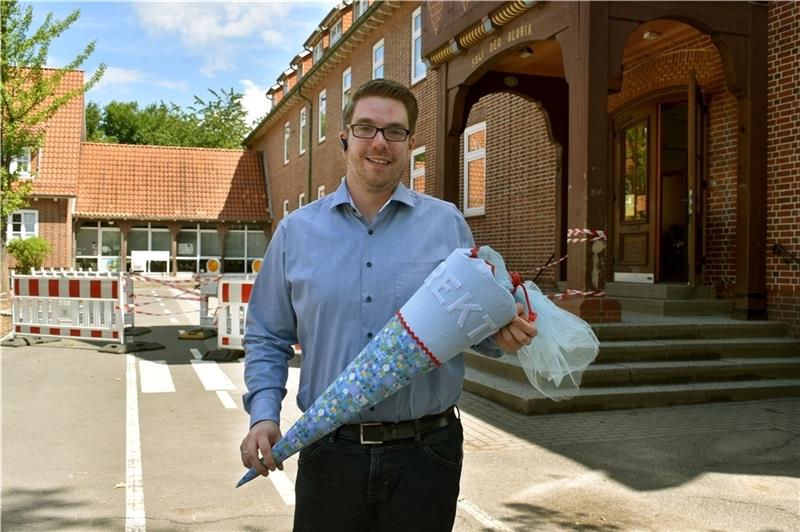 Schultüte für den Rektor: Marcel Twedorf (33) ist der neue Leiter der Grundschule „Am Westerminnerweg“ in Jork. Foto: Vasel