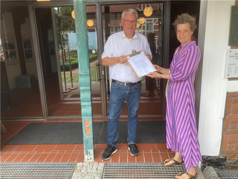 Schulwegsicherheit: Elternvertreterin Stefanie Schimanski übergibt den Brandbrief mit 305 Unterschriften in Jork an Bürgermeister Matthias Riel.