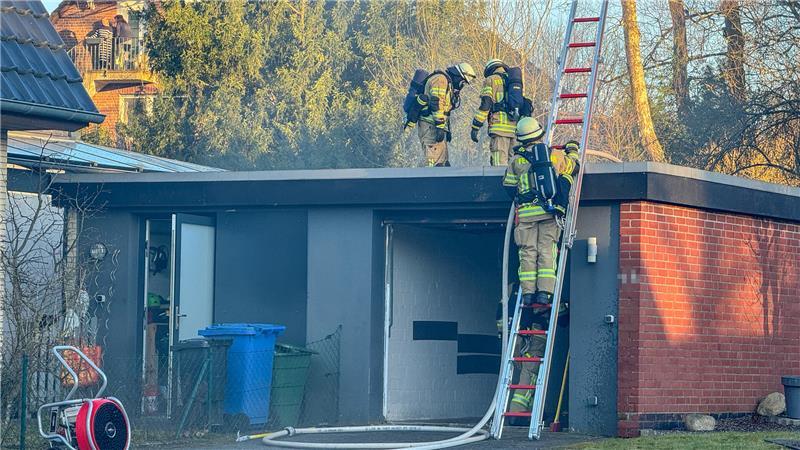 Schuppenbrand in Ashausen (Kreis Harburg): Die Feuerwehrleute verhindern, dass der Brand auf das angrenzende Wohnhaus übergreift.