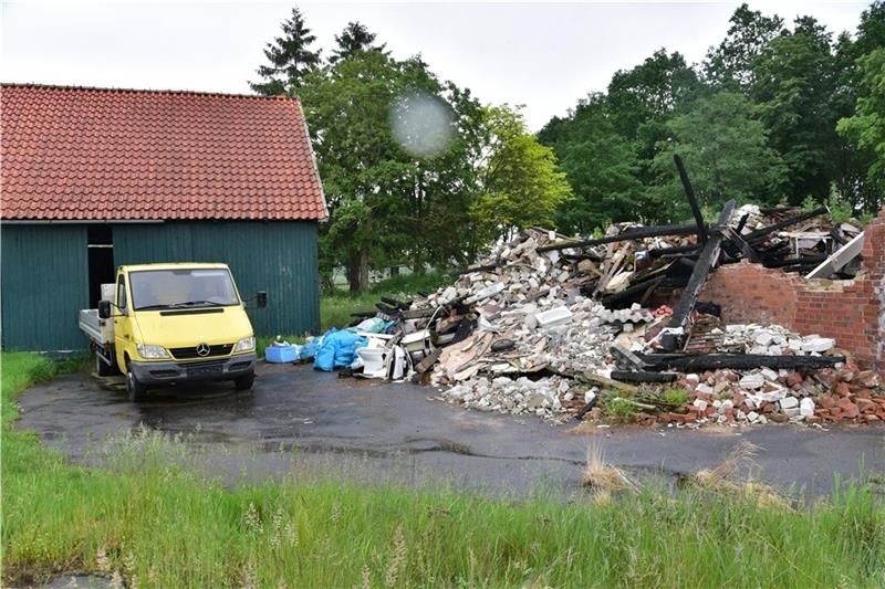 Schutt, Müll – und ein alter Transporter: die Ruine bei Stade. Foto Beneke