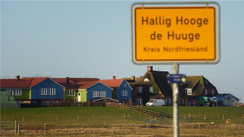 Schutz gegen die Nordsee bieten Warften, auf denen die Hallighäuser stehen.