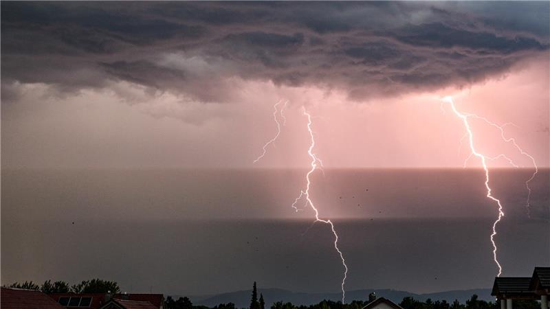 Blitz, Donner, Panik? Das hilft gegen Gewitter-Angst Schutz suchen: Das Bundesamt für Bevölkerungsschutz und Katastrophenhilfe rät, sich bei Gewitter und Sturm in einem stabilen Gebäude aufzuhalten.