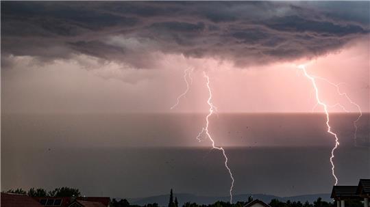 Schutz suchen: Das Bundesamt für Bevölkerungsschutz und Katastrophenhilfe rät, sich bei Gewitter und Sturm in einem stabilen Gebäude aufzuhalten.