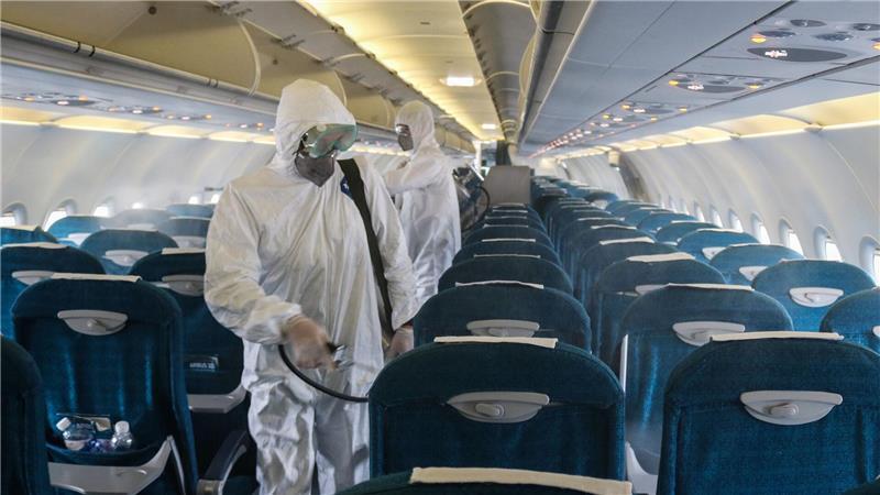 Dicke Luft im Flieger: Das Pups-Problem Schutzanzüge sind wegen des Pups-Problems im Flugzeug nicht nötig - das war bei Desinfektionen während der Coronazeit der Fall. (Archivbild)