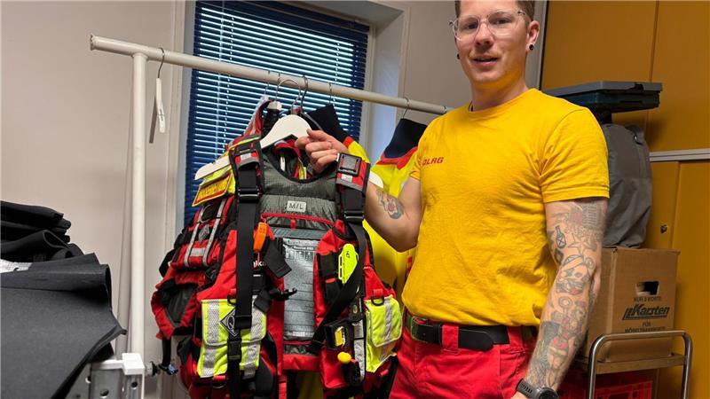 Schutzanzüge und -westen wie diese sind unerlässlich für Strömungsretter im Einsatz.