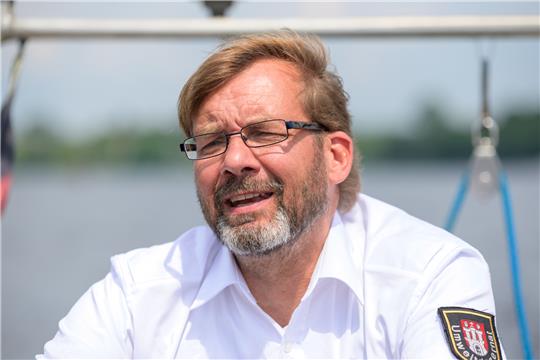 Schwanenvater Olaf Nieß fährt mit seinem Boot auf der Außenalster. Foto: Jonas Walzberg/dpa
