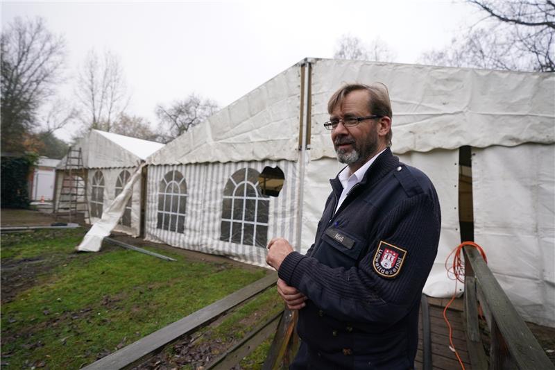 Schwanenvater Olaf Nieß steht auf einem Steg vor den Zelten im Winterquartier der Alsterschwäne. Foto: Marcus Brandt/dpa