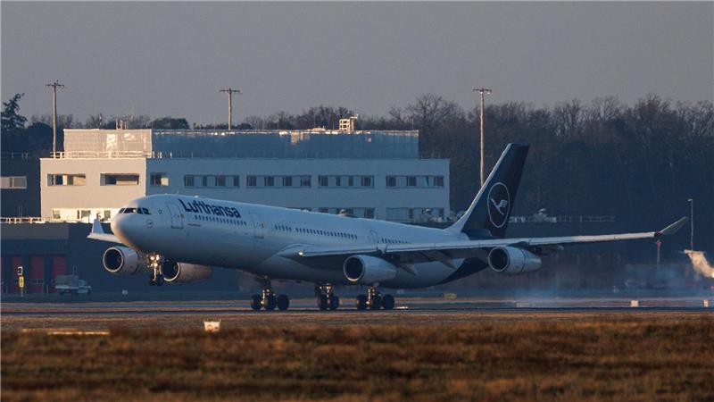Schwangere, Kinder und Kranken hatten bei diesem Flug Vorrang.