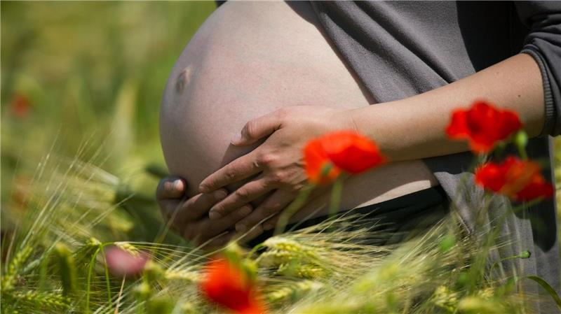 Schwangere sollten Medikamente nach Angaben des Berufsverbands der Frauenärzte grundsätzlich nur nach ärztlichem Rat nehmen. (Symbolbild)