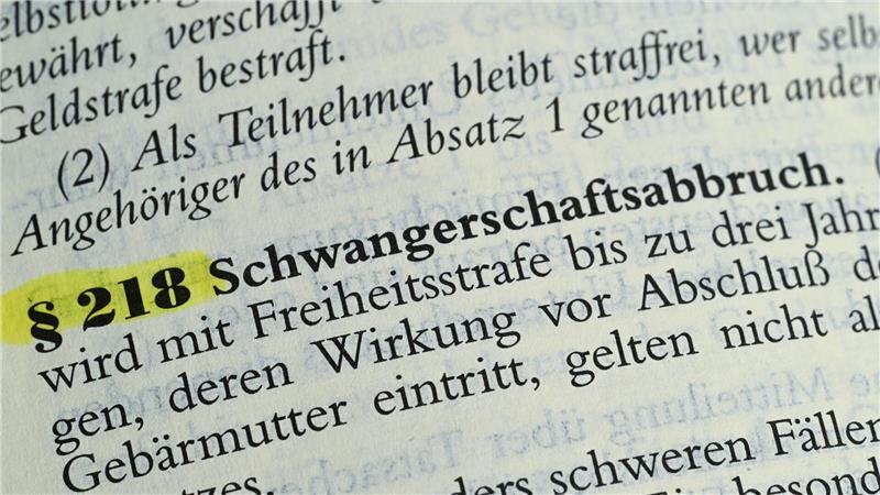 Ärztetag für Entschärfung von Abtreibungsregeln Schwangerschaftsabbrüche in den ersten zwölf Wochen sollten nach dem Willen der Ärzte außerhalb des Strafgesetzbuchs geregelt werden, die Beratungspflicht für ungewollt Schwangere soll aber bleiben.
