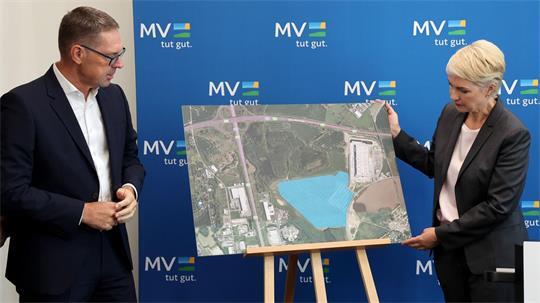 Schwarz-Chef Chrzanowski und Mecklenburg-Vorpommerns Ministerpräsidentin Schwesig stellen den Plan für das neue Rechenzentrum bei Rostock vor.