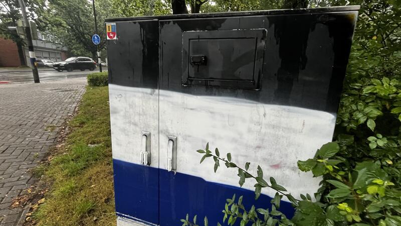 Schwarz-weiß-blaue Plage: HSV-Schmierereien überall im Kreis Stade Schwarz-Weiß-Blau ist fast schon die Standard-Farbe für Stromkästen im Landkreis Stade - hier an der Hansestraße in Buxtehude.