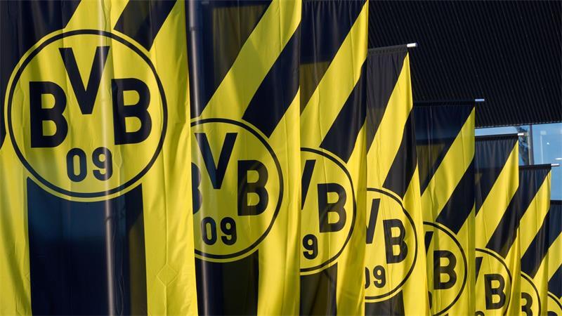 Schwarz-gelbe Fahnen, so weit das Auge reicht: Im laufenden Geschäftsjahr rechnet das BVB-Management mit einer schwarzen Null oder einem Gewinn von bis zu zehn Millionen Euro.
