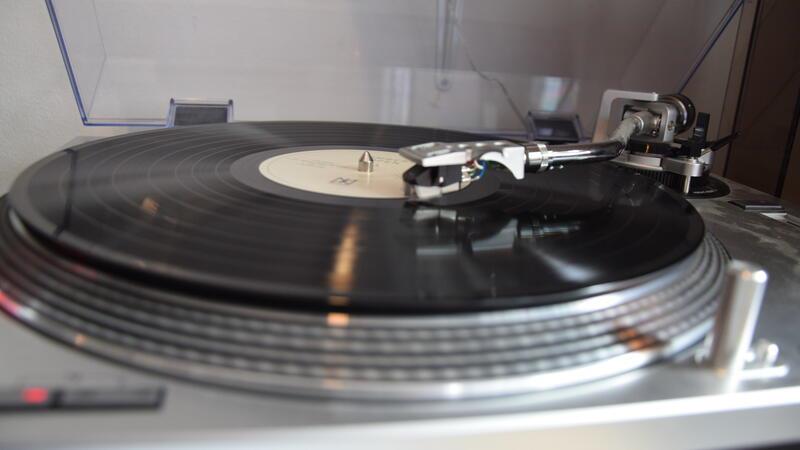 Vinylschallplatte auf dem Schallplattenspieler.