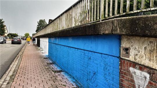 Schwarz-weiß-blau besprüht: Die Backsteinklinker-Spundwand an der Harburger Straße in Stade leuchtet jetzt auf etwa 30 Metern Länge in den HSV-Farben.