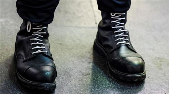 Schwarze Springerstiefel mit weißen Schnürriemen sind ein weit verbreitetes Symbol der rechtsextremen Szene. (Symbolbild)