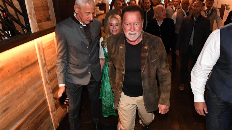 Schwarzenegger besuchte das Oktoberfest mit seiner Lebensgefährtin Heather Milligan.
