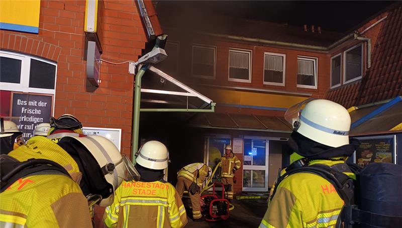 Schwarzer Rauch quillt aus dem Edeka-Markt in Bützfleth. Foto: Feuerwehr/Bube