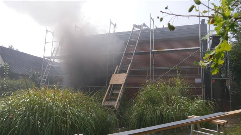 Heizöl-Brand: Haus ist nach Feuer unbewohnbar Schwarzer Rauch steigt beim Eintreffen der ersten Einsatzkräfte aus dem Wohnhaus auf.