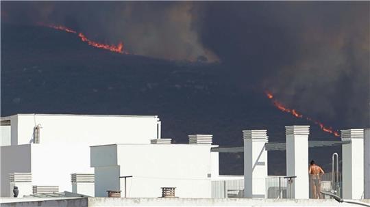 Schwarzer Rauch steigt in den Himmel während eines Brandes an der Costa de la Luz in Südspanien.
