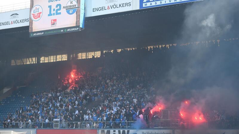 Bilanz nach Hansa-Abstieg: Sieben Verletzte und Anzeigen Schwarzer Rauch und Pyrotechnik ist auf der Südtribüne während des Spiels zu sehen.