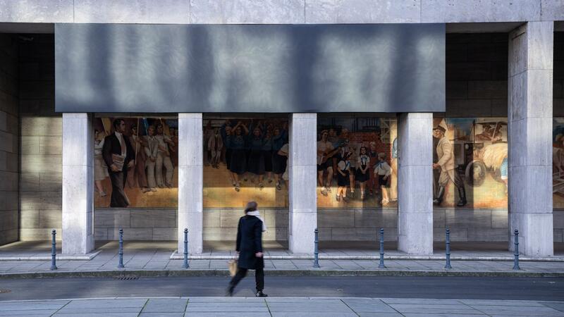 Werbung für Bundeshaushalt verhüllt Schwarzes Tuch: Eine Spruchtafel am Bundesfinanzministerium wurde verhüllt.