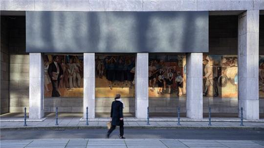 Schwarzes Tuch: Eine Spruchtafel am Bundesfinanzministerium wurde verhüllt.