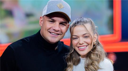 Schweben im Babyglück: Pietro Lombardi und seine Verlobte Laura Maria Rypa.