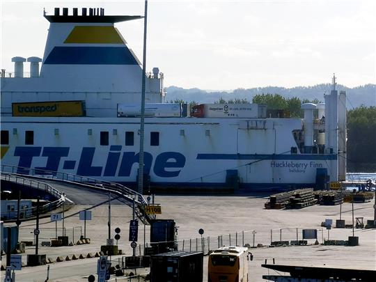 Schwedenfähre „Huckleberry Finn“ nach Brand im Maschinenraum umgekehrt und nach Travemünde zurückgekehrt. Foto: Volker Gerstmann/TNN/dpa