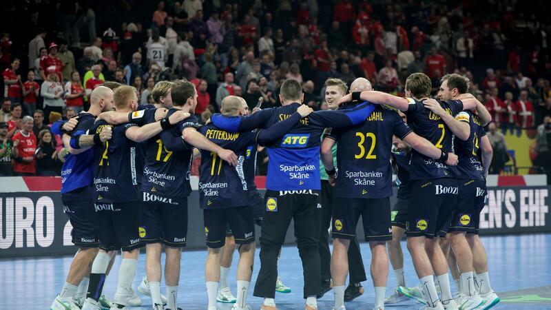 Schwedens EM-Treppe: Von Spiel zu Spiel steigern Schwedens Spieler jubeln nach dem Sieg.