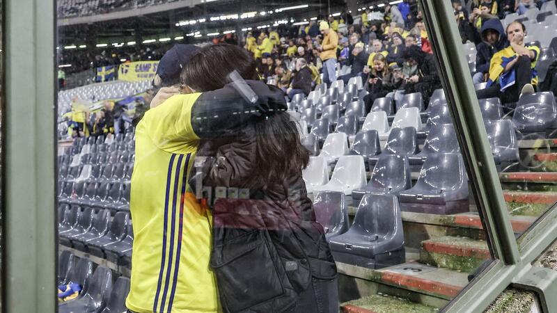 Schwedische Fußballfans spenden sich Trost. Das EM-Qualifikationsspiel zwischen Belgien und Schweden wurde nach den Schüssen in Brüssel abgebrochen.