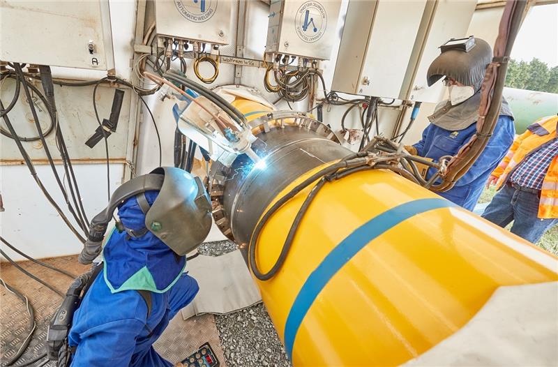 Erste Schweißnaht gesetzt: Bau der LNG-Pipeline in Brunsbüttel gestartet Schweißer bei der Arbeit für eine neue Energietransportleitung. Foto: Georg Wendt/dpa