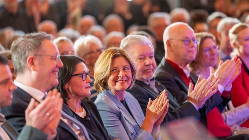 Schweitzer in einer Reihe mit seiner Frau Barbara und seinen Vorgängern Malu Dreyer, Kurt Beck und Rudolf Scharping. (Archivfoto)