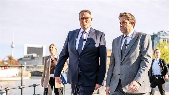 Schweitzer zieht morgen ins Ministerium ein. 