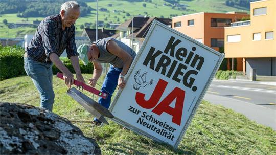 Schweiz: Neutralitätsinitiative scheitert bei einer Volksabstimmung. (Archivbild)