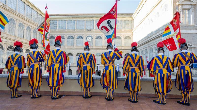 Schweizergardisten überwachen den Hof während der Vereidigungszeremonie der Schweizergarde im Damasus-Hof des Apostolischen Palastes im Vatikan.