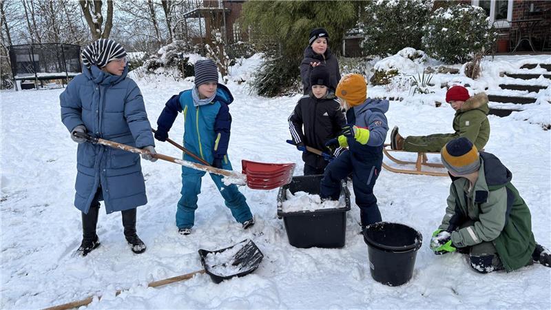 Schwer am Schuften: Die jungen Iglubauer haben tagelang Schnee geschippt und zu Bausteinen verarbeitet.