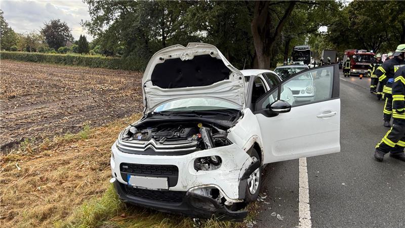 Schwer beschädigter Citroen C3 nach Auffahrunfall.