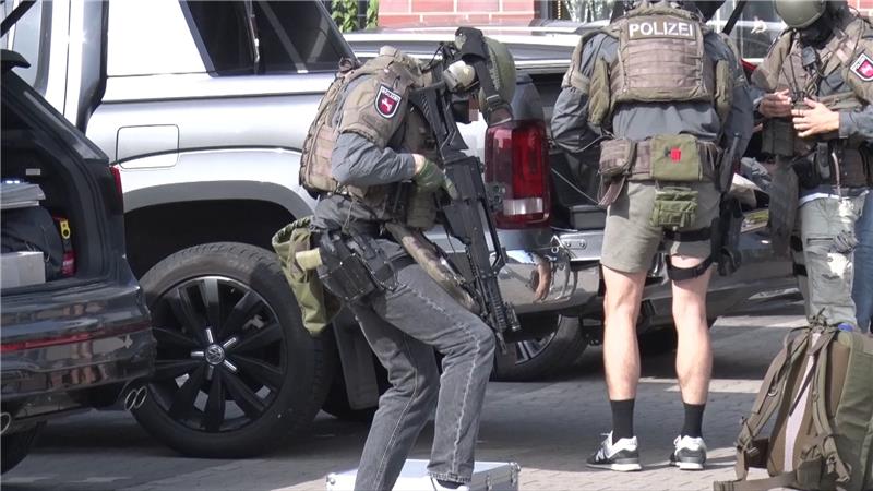 Schwer bewaffnete Einsatzkräfte bereiten sich auf ihren Einsatz vor. Foto: -/NMW-TV/dpa